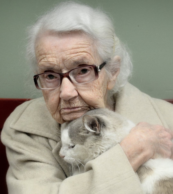 102-year-old rescues cat Son Surprises His 102-Year-Old Mom With A Special Trip