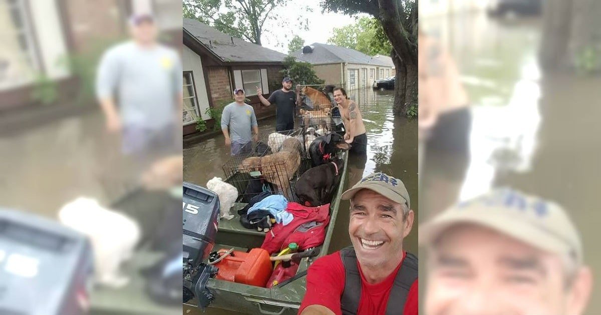 Rescuer Tells Woman ‘We Are Taking All Of You,’ Squeezes 21 Helpless Dogs Onto Tiny Boat