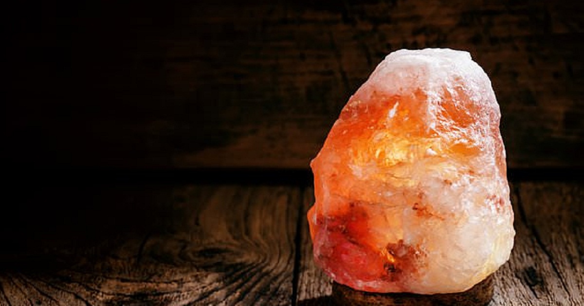 Vets Issue Urgent Warning After Cat Is Nearly Killed From Licking A Himalayan Salt Lamp